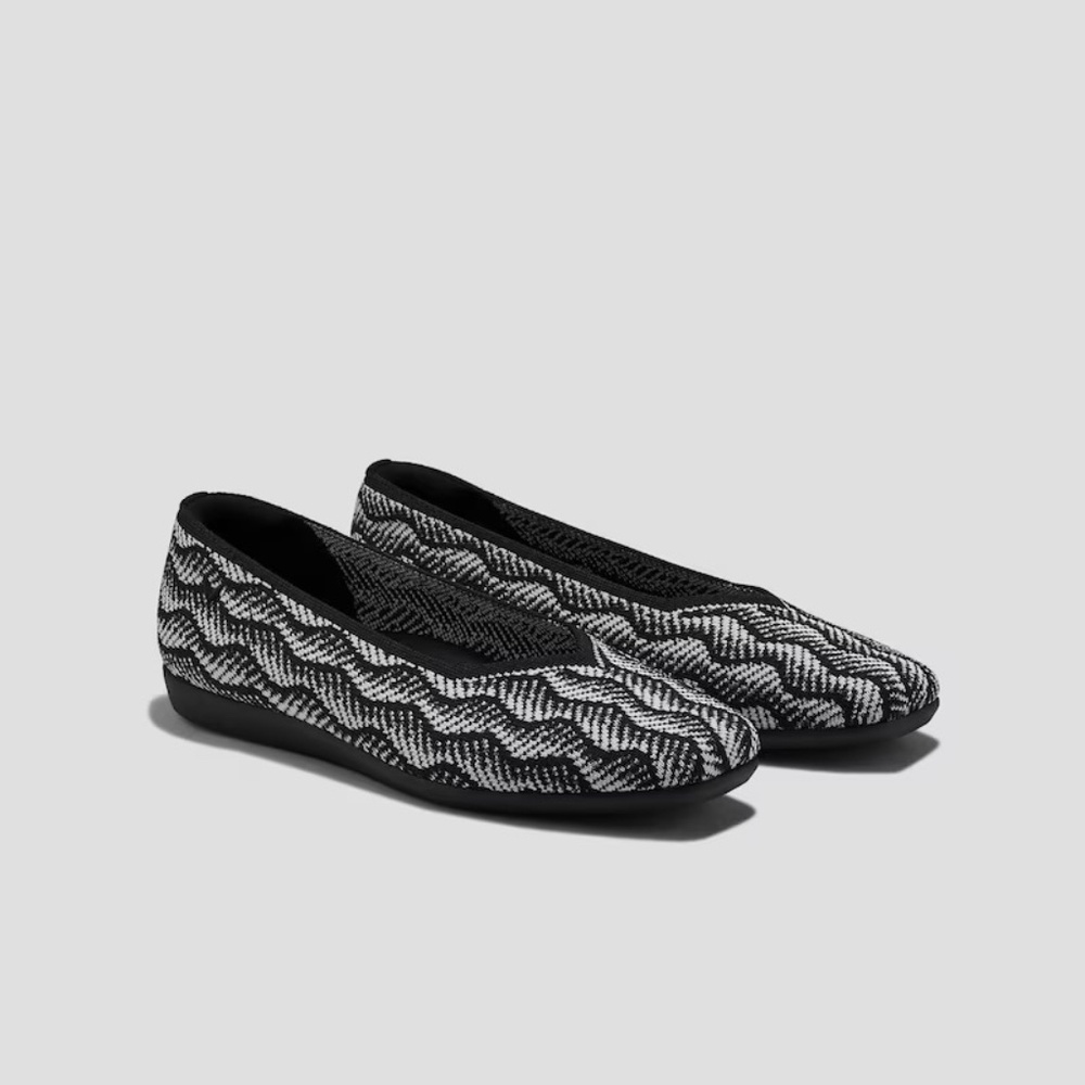 NWOT Vivaia "Margot Walker" Square-Toe V-Cut Flats Blk/Wht - Sz 43 EU/11 US